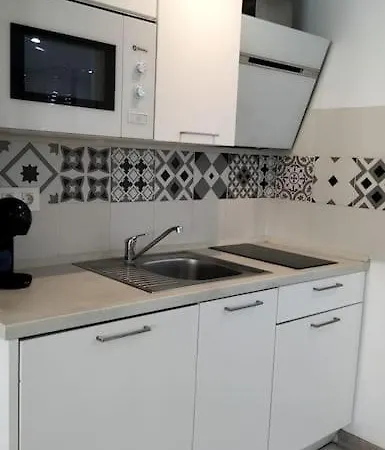 First Line 2br With Pool In Center Of Apartment *